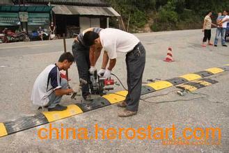 承接東莞道路減速帶安裝工程，專業(yè)廠家供應各類道路減速設備